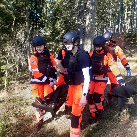 Taktická medicína a postupy TECC v praktickej výučbe v reálnych podmienkach pre študentov záchranárov.