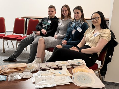 Študenti a pedagógovia na konferencii ambulantných sestier