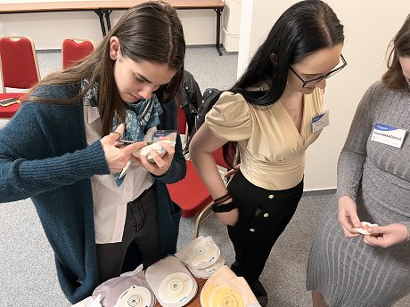 Študenti a pedagógovia na konferencii ambulantných sestier