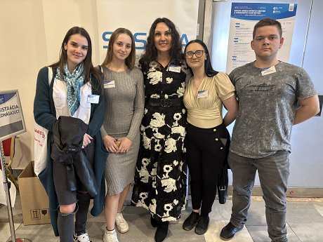 Študenti a pedagógovia na konferencii ambulantných sestier