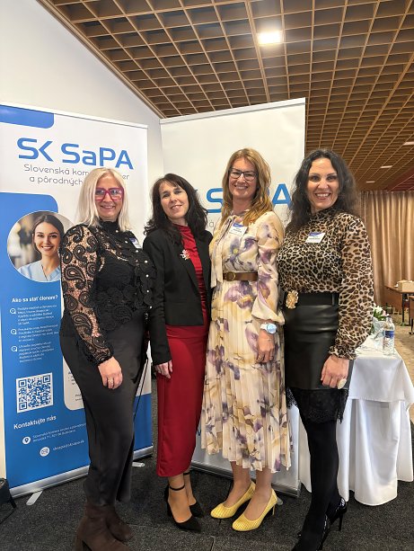 Študenti a pedagógovia na konferencii ambulantných sestier